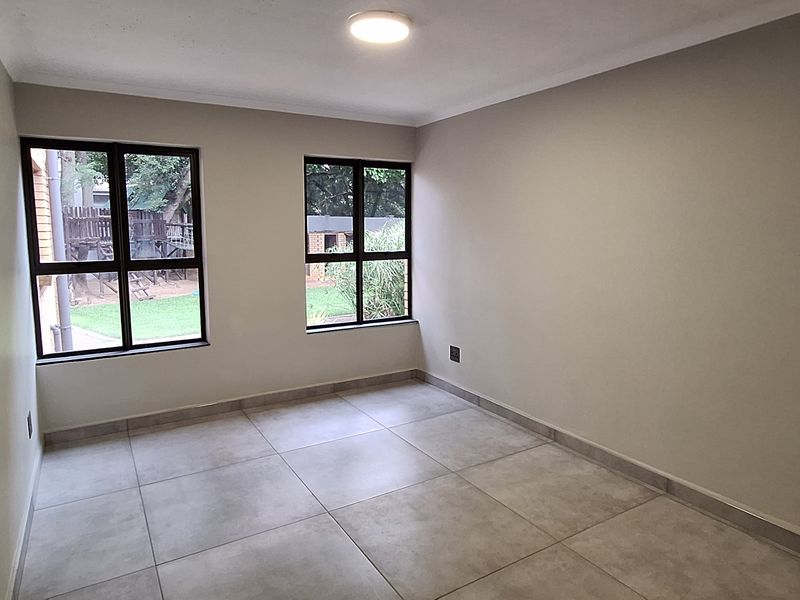 Luxury Redefined – Impeccable 5-Bedroom Residence in Vanderbijlpark SW5!! - Photo 4