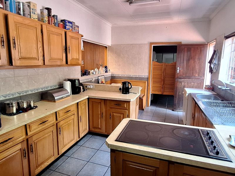 5 Bed Family Home in Boomed Estate - plus place for Granny - Photo 8