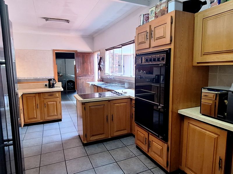 5 Bed Family Home in Boomed Estate - plus place for Granny - Photo 7