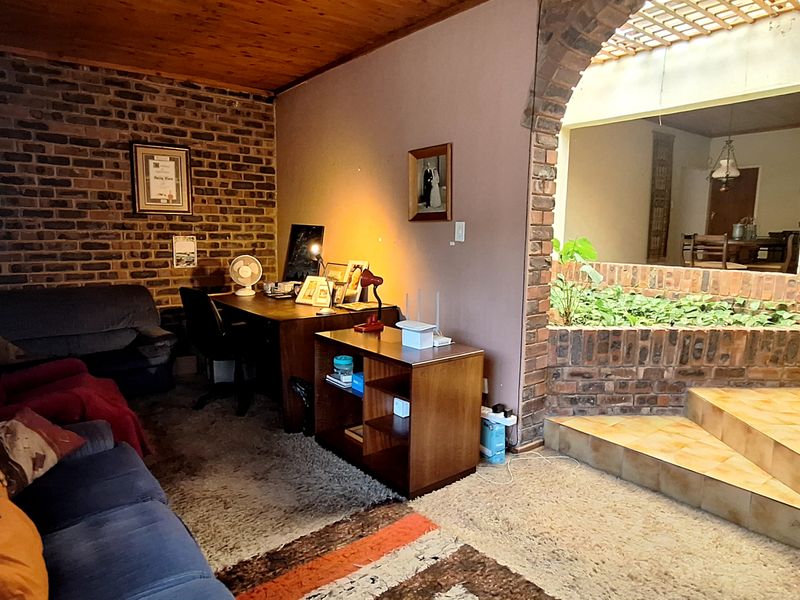 5 Bed Family Home in Boomed Estate - plus place for Granny - Photo 6