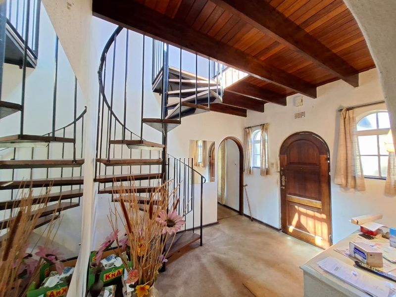 Timeless Mediterranean Family Home with Pool on Expansive 1,981 sqm Stand in Morningside Manor - Photo 4