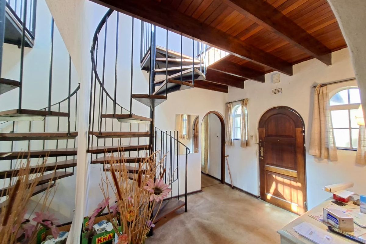 Timeless Mediterranean Family Home with Pool on Expansive 1,981 sqm Stand in Morningside Manor - Photo 4