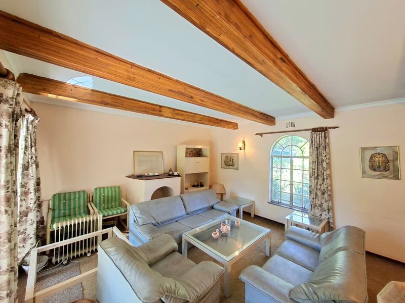 Timeless Mediterranean Family Home with Pool on Expansive 1,981 sqm Stand in Morningside Manor - Photo 8