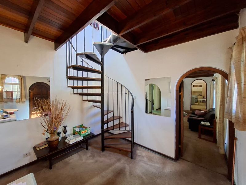 Timeless Mediterranean Family Home with Pool on Expansive 1,981 sqm Stand in Morningside Manor - Photo 5