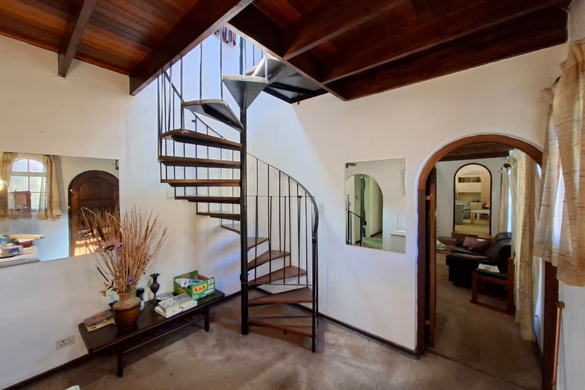 Timeless Mediterranean Family Home with Pool on Expansive 1,981 sqm Stand in Morningside Manor - Photo 5