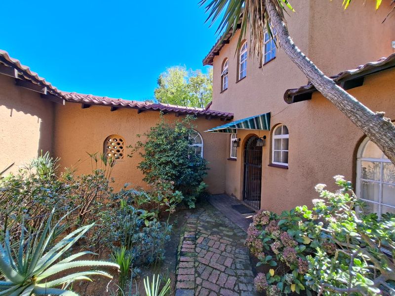 Timeless Mediterranean Family Home with Pool on Expansive 1,981 sqm Stand in Morningside Manor - Photo 3