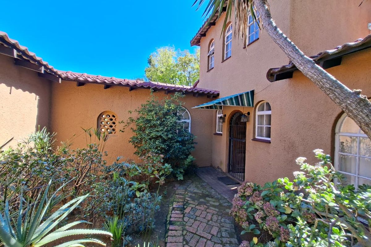 Timeless Mediterranean Family Home with Pool on Expansive 1,981 sqm Stand in Morningside Manor - Photo 3
