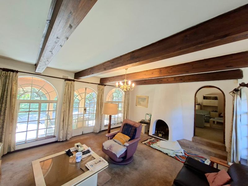 Timeless Mediterranean Family Home with Pool on Expansive 1,981 sqm Stand in Morningside Manor - Photo 6