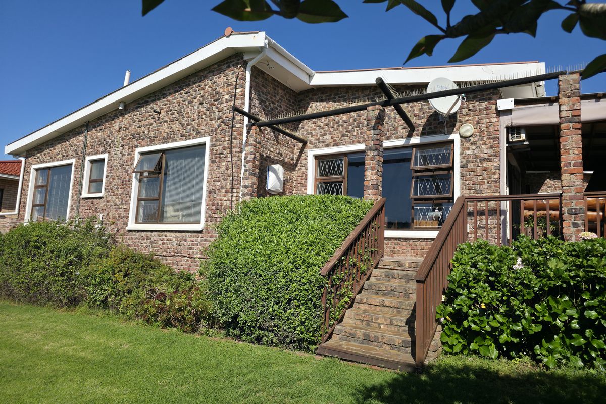 Spacious Family Home at a Prime Location in Noorsekloof, Jeffreys Bay - Photo 2