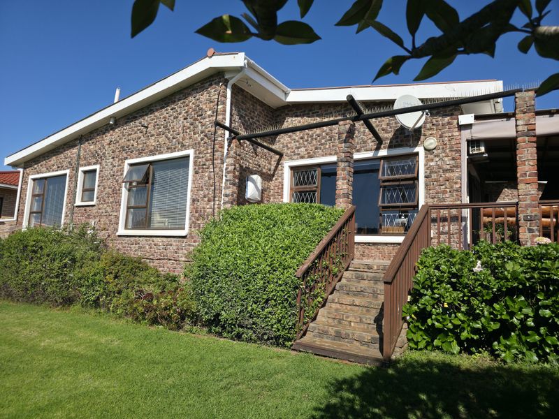 Spacious Family Home at a Prime Location in Noorsekloof, Jeffreys Bay - Photo 2