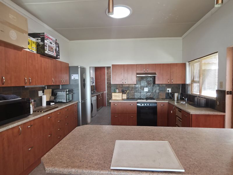 Spacious Family Home at a Prime Location in Noorsekloof, Jeffreys Bay - Photo 10