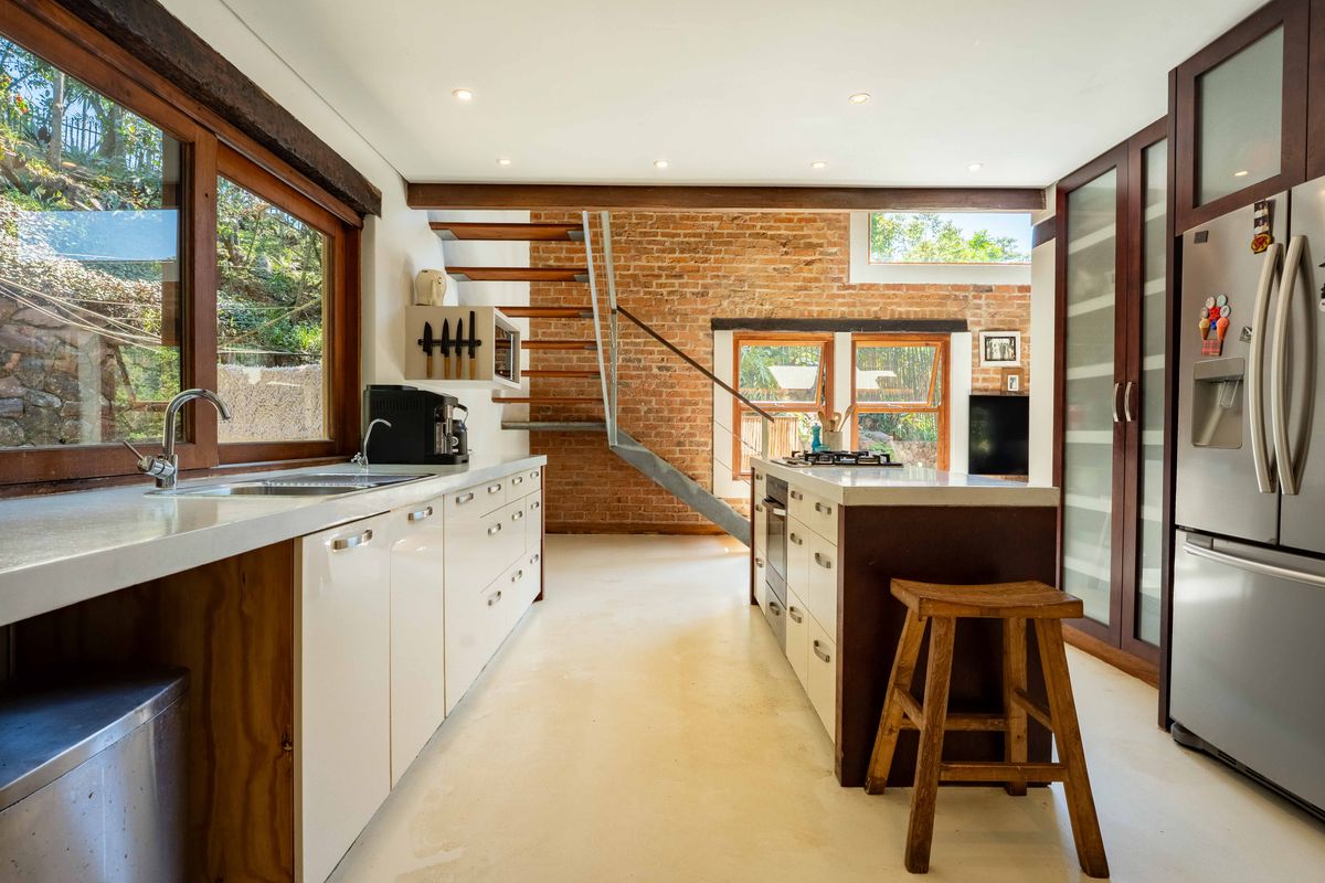 Tranquil Retreat with 2 income producing flatlets - Photo 3