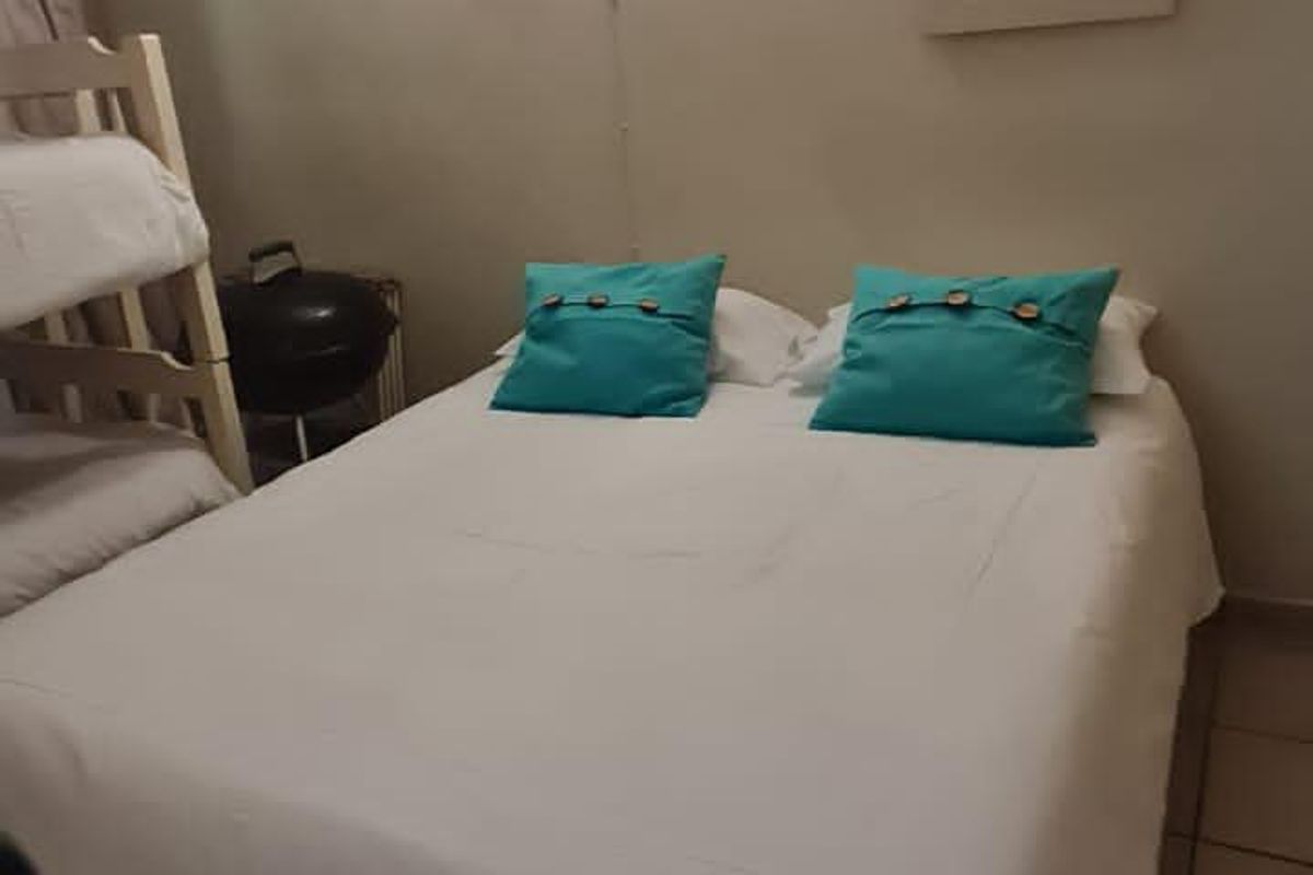 Holiday unit on beach for sale - Photo 3