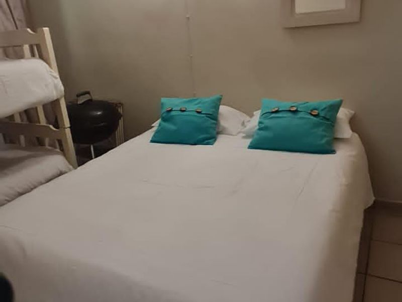 Holiday unit on beach for sale - Photo 3