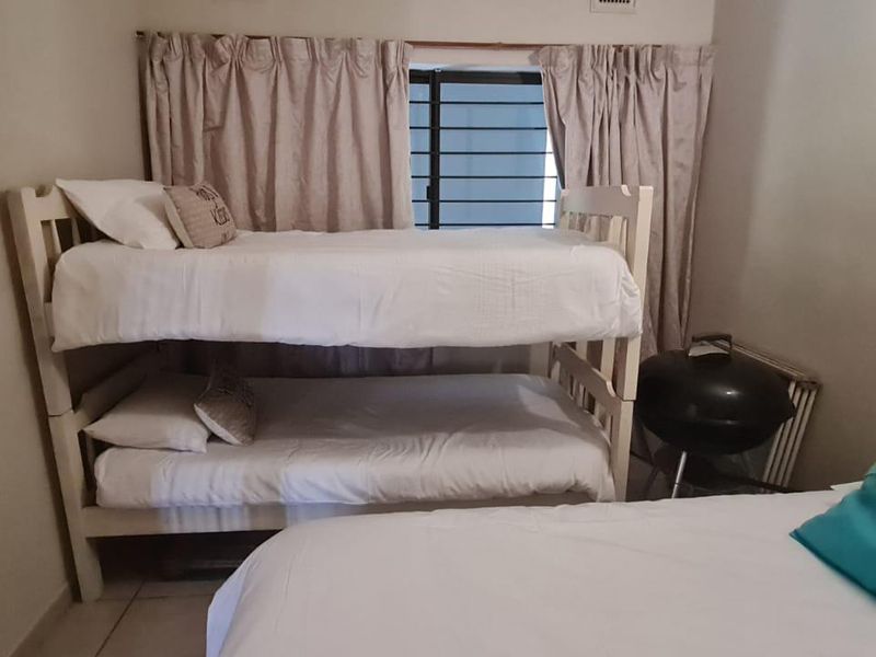 Holiday unit on beach for sale - Photo 4