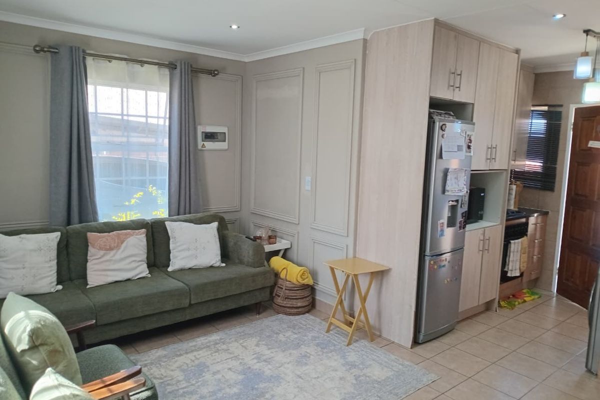 A Place to Call Home !!! Stylish 2-Bedroom Townhouse in Thatch Hill Estate - Photo 5