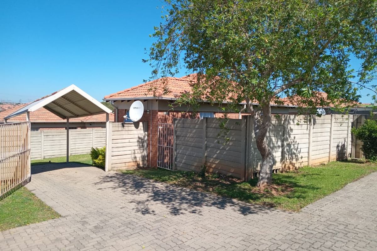 A Place to Call Home !!! Stylish 2-Bedroom Townhouse in Thatch Hill Estate - Photo 2