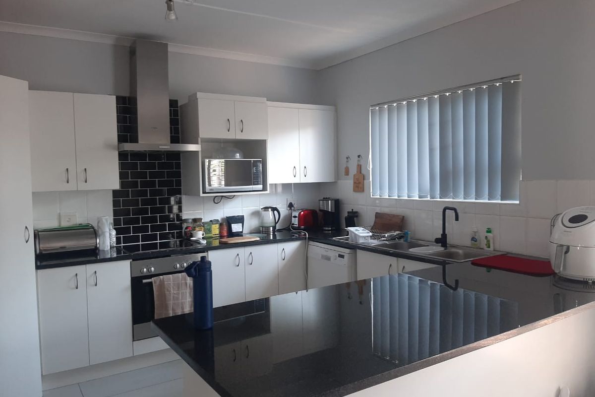 Beautiful 2-Bedroom Home in Abbotsford – Space, Comfort, and Secure Living! - Photo 3