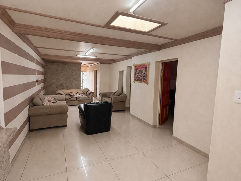 Renovated 5 Bedroom,5 Bathroom Home - Photo 4