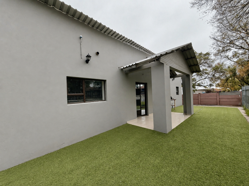 Renovated 5 Bedroom,5 Bathroom Home - Photo 2