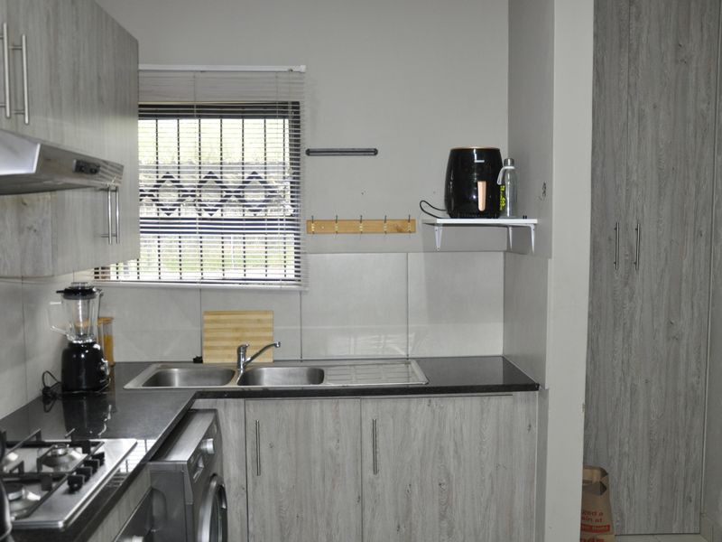 A 1-bedroom ground-floor apartment is currently available at Glen Acres Park Estate in Midrand - Photo 3