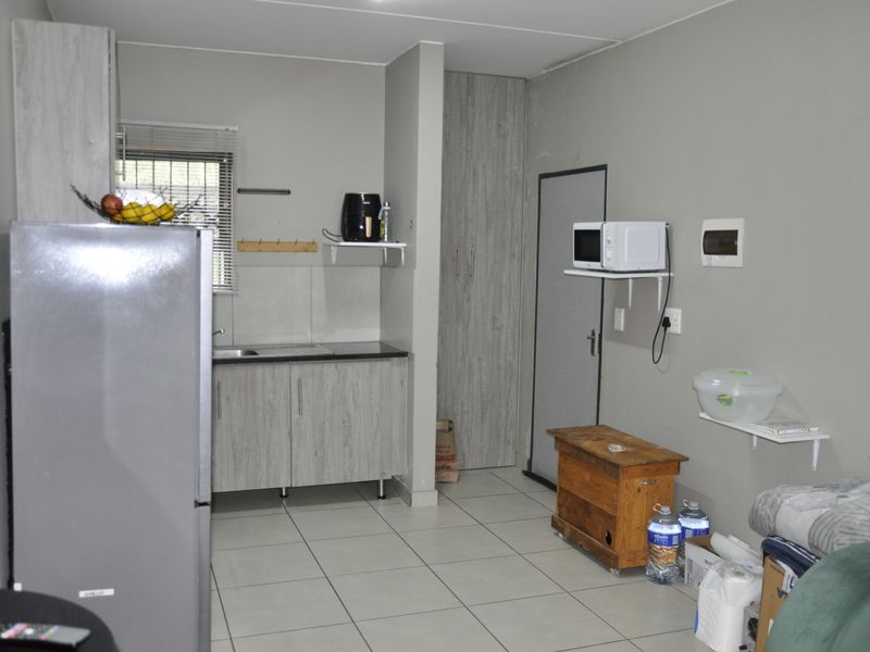 A 1-bedroom ground-floor apartment is currently available at Glen Acres Park Estate in Midrand - Photo 5