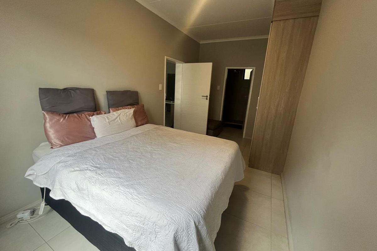 The Perfect Blend of Contemporary Comfort and Effortless Style! - Photo 5