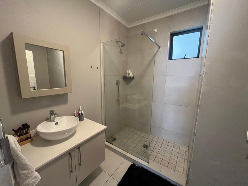 The Perfect Blend of Contemporary Comfort and Effortless Style! - Photo 8