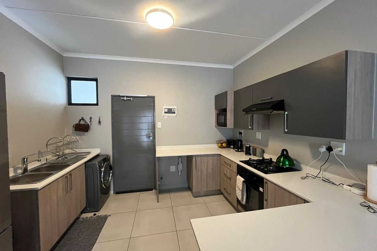 The Perfect Blend of Contemporary Comfort and Effortless Style! - Photo 2