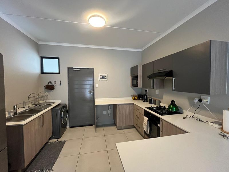 The Perfect Blend of Contemporary Comfort and Effortless Style! - Photo 2