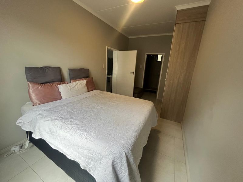 The Perfect Blend of Contemporary Comfort and Effortless Style! - Photo 5