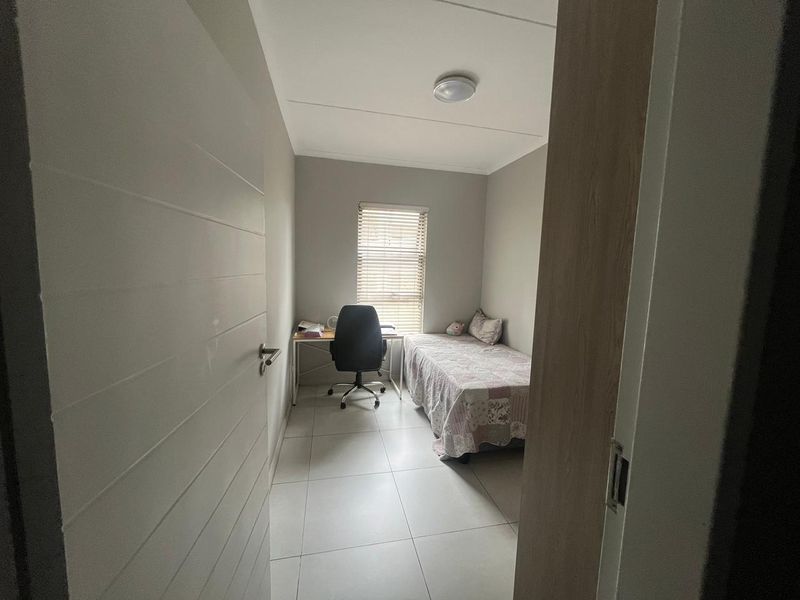 The Perfect Blend of Contemporary Comfort and Effortless Style! - Photo 9
