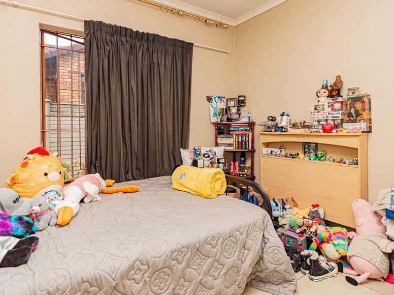 Affordable Freehold Home with Garage, Carport and Private Garden - Photo 7
