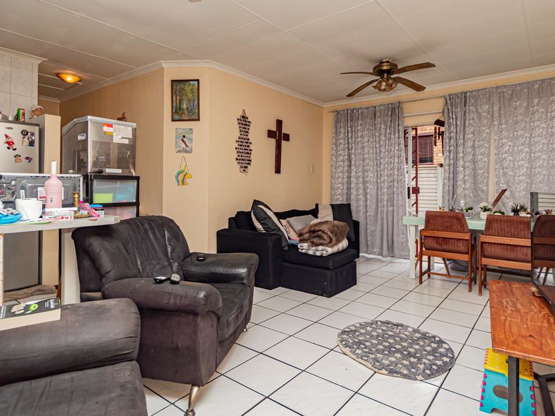 Affordable Freehold Home with Garage, Carport and Private Garden - Photo 2