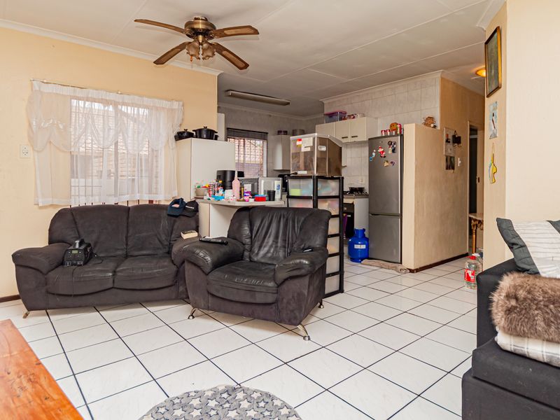 Affordable Freehold Home with Garage, Carport and Private Garden - Photo 4