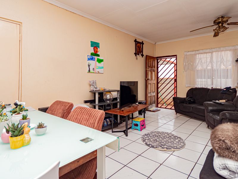 Affordable Freehold Home with Garage, Carport and Private Garden - Photo 3