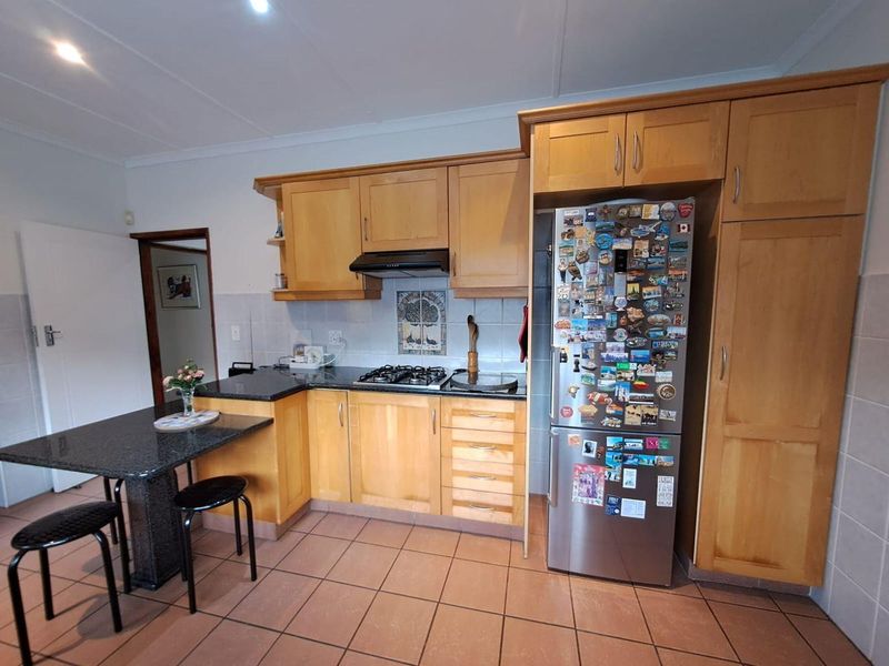 5 bedroom House with Self contained Flat for Sale - Photo 10