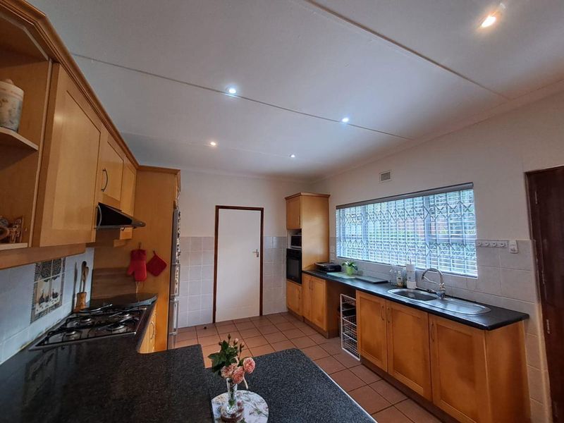 5 bedroom House with Self contained Flat for Sale - Photo 9