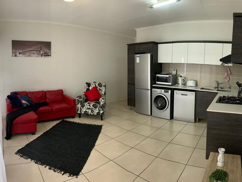 Opportunity!  1 Bedrooms, 1 Bathroom in Malakite , Greenstone Hill  Call me Al but Call me Alaaddin - Photo 2