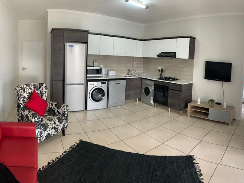 Opportunity!  1 Bedrooms, 1 Bathroom in Malakite , Greenstone Hill  Call me Al but Call me Alaaddin - Photo 3