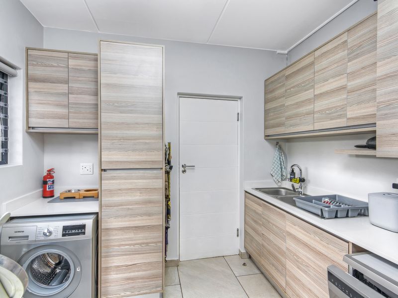 Modern 4-Bedroom Family Home in The Hutton - Photo 5