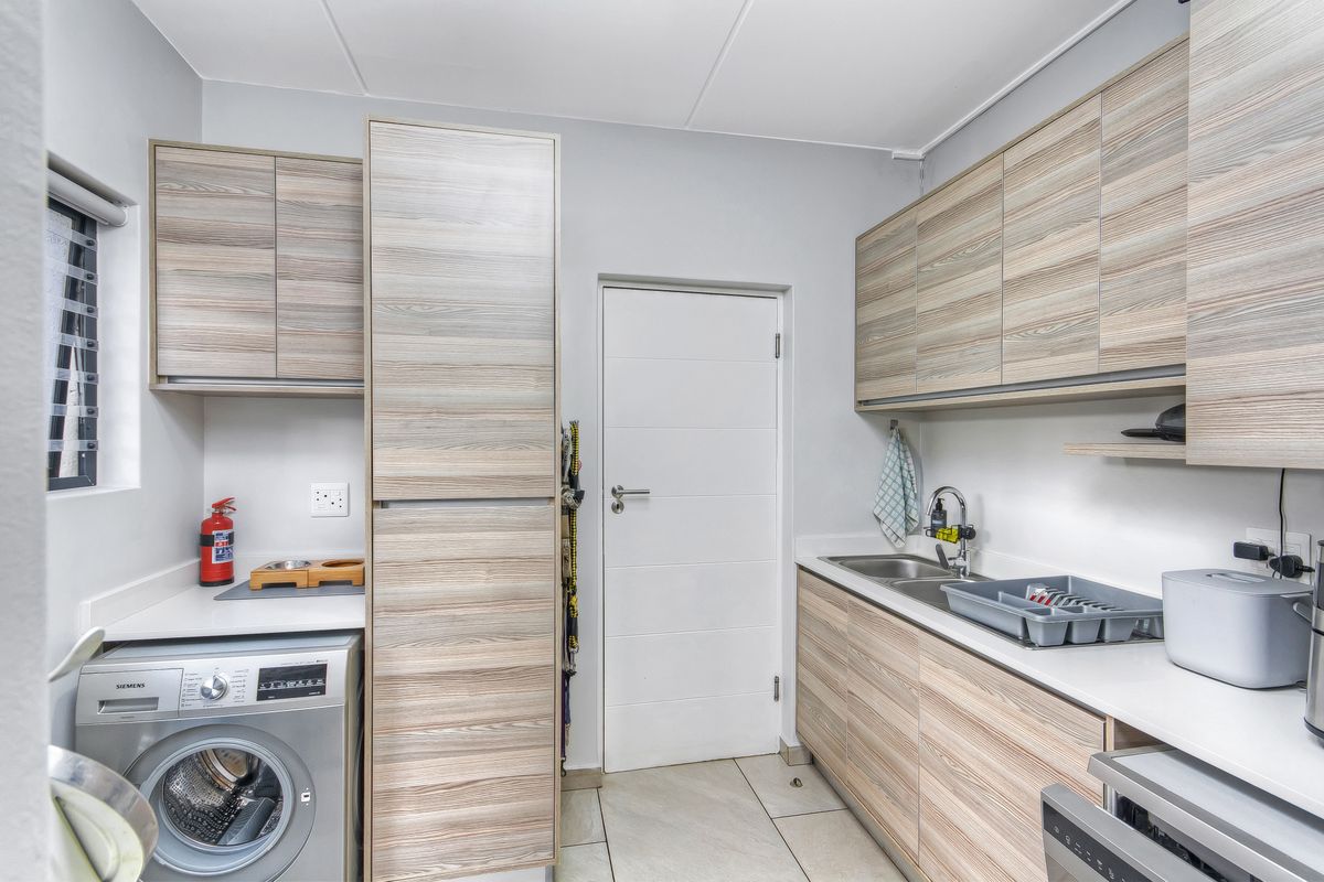 Modern 4-Bedroom Family Home in The Hutton - Photo 5