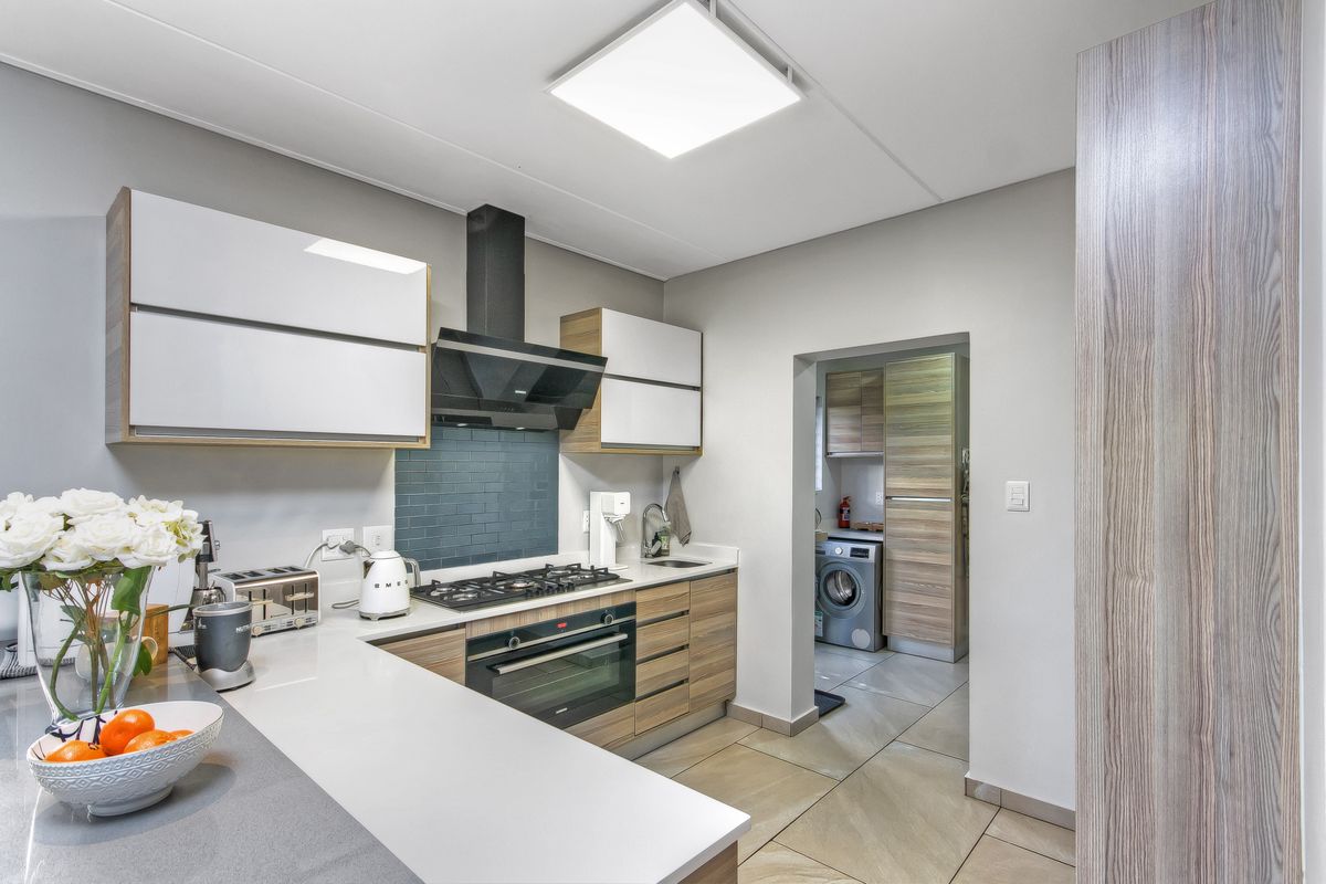 Modern 4-Bedroom Family Home in The Hutton - Photo 4