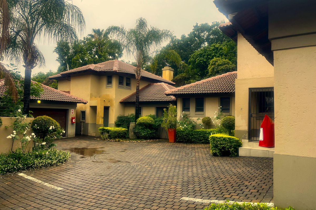 Elegant Living and Exceptional Value in a Prime Address - Photo 2