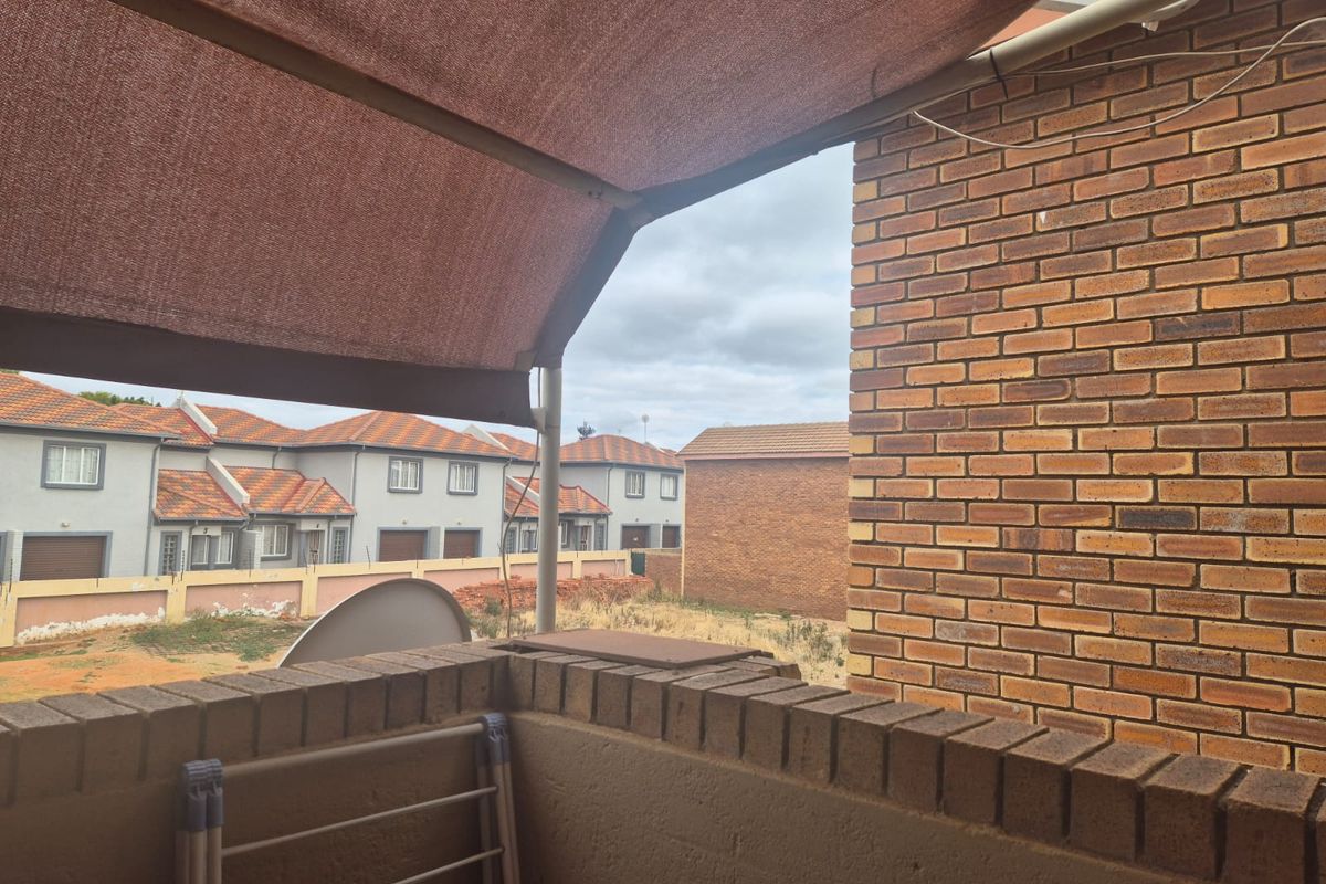 Perfect blend of comfort and convenience awaits - Photo 2