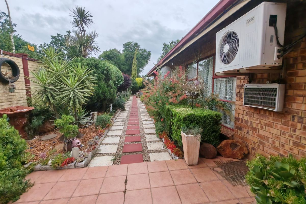 3 Bedroom Townhouse for Sale in Vanderbijlpark SE2 - Photo 2