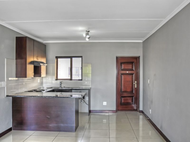 2-Bedroom Apartment with Balcony in a Quiet Suburb - Photo 7