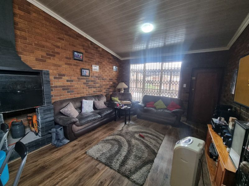 Centrally Located 2-Bedroom Townhouse for Sale in Secunda - Photo 4