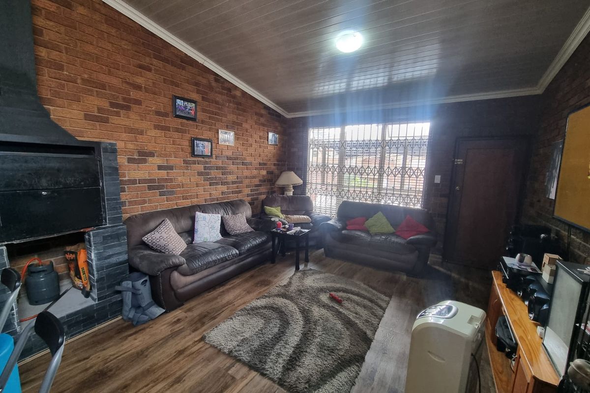 Centrally Located 2-Bedroom Townhouse for Sale in Secunda - Photo 4