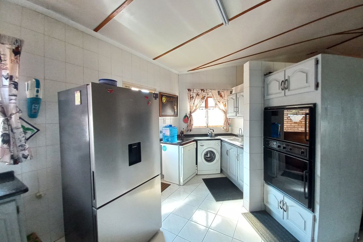 Move-In Ready Townhouse with Space, Style & Comfort! - Photo 4